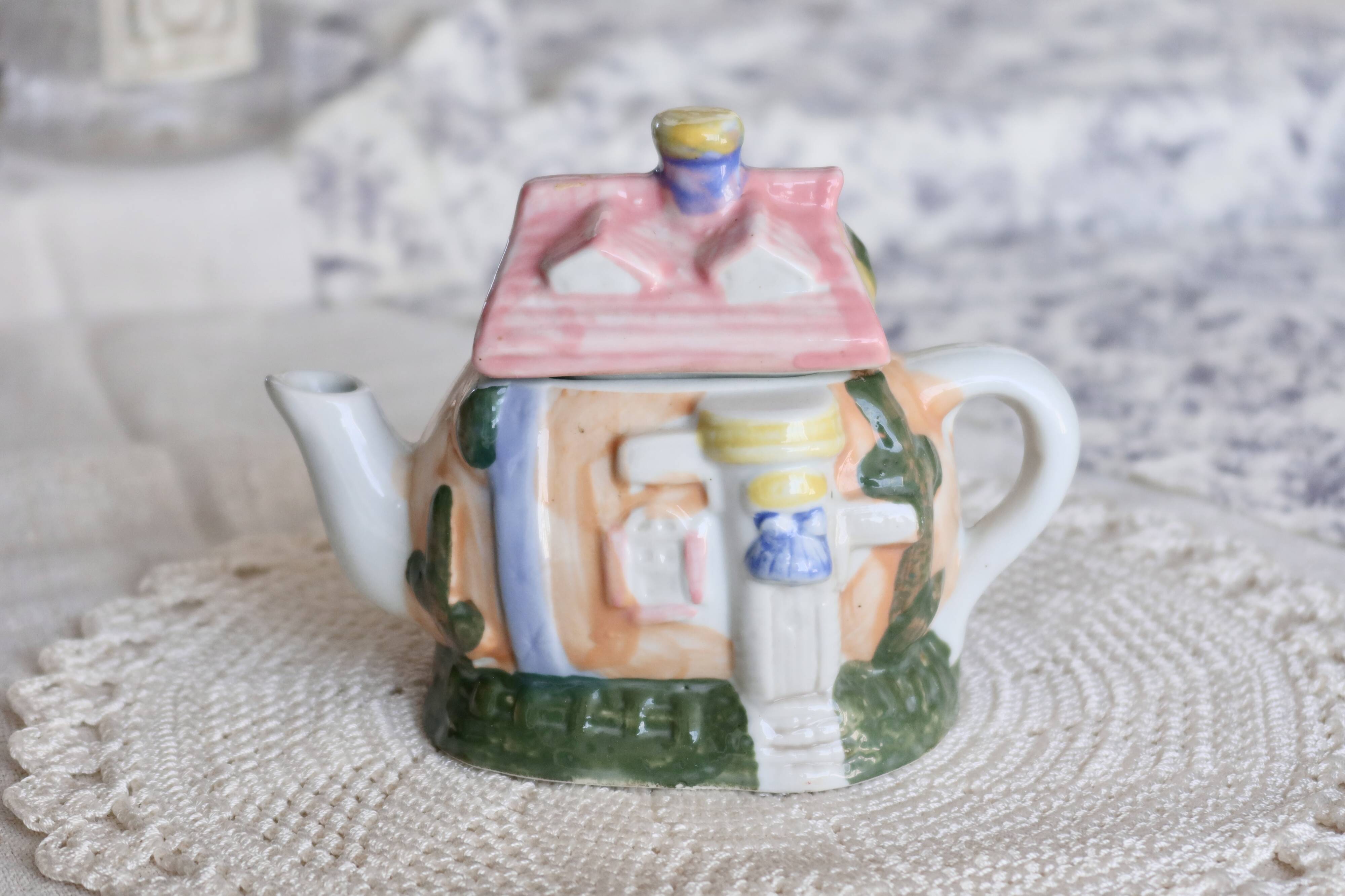 Vintage House-Shaped Slush Teapot - Pastel Colors