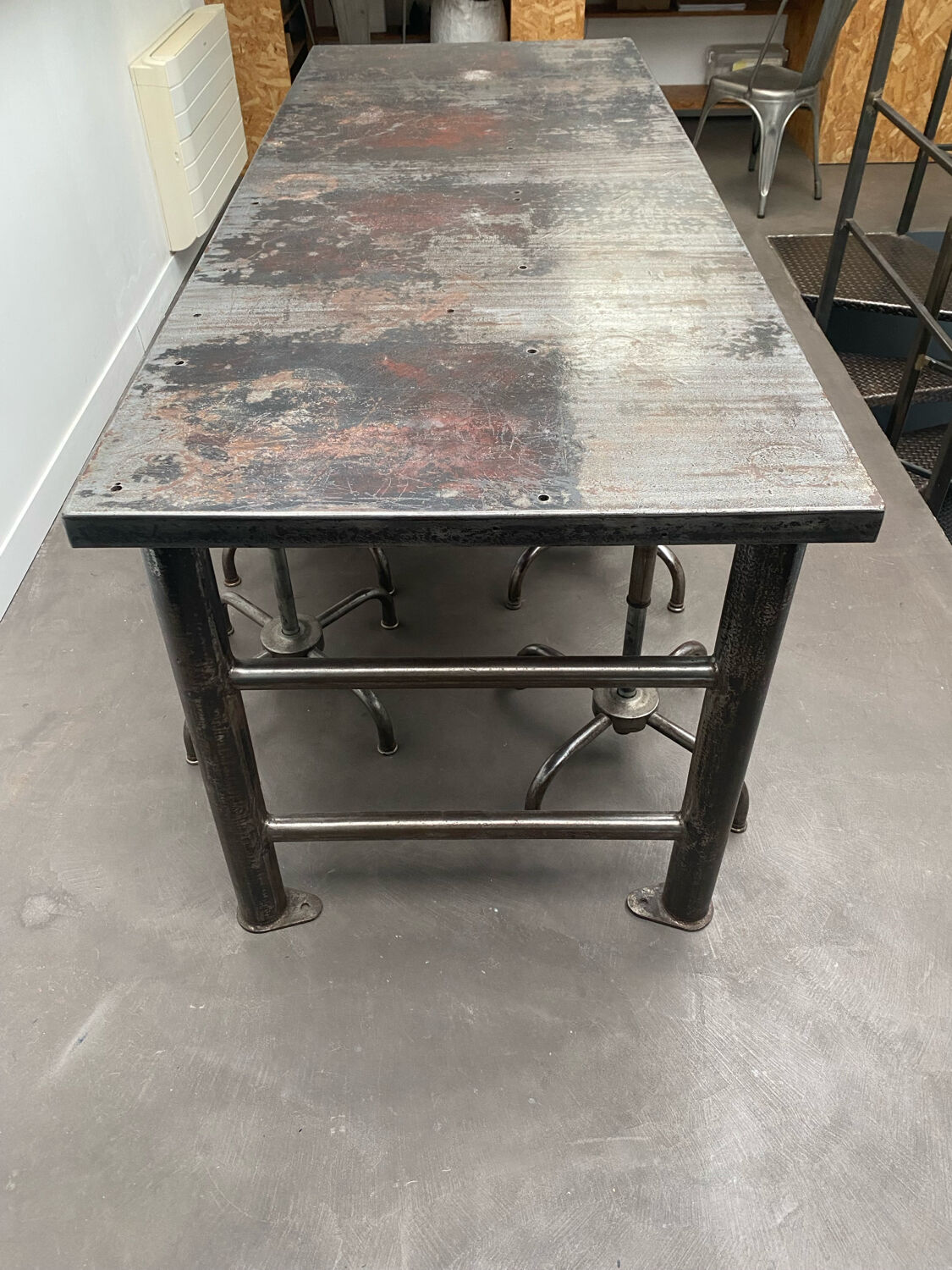 Industrial table with 6 pneumatic stools.