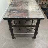 Industrial table with 6 pneumatic stools.