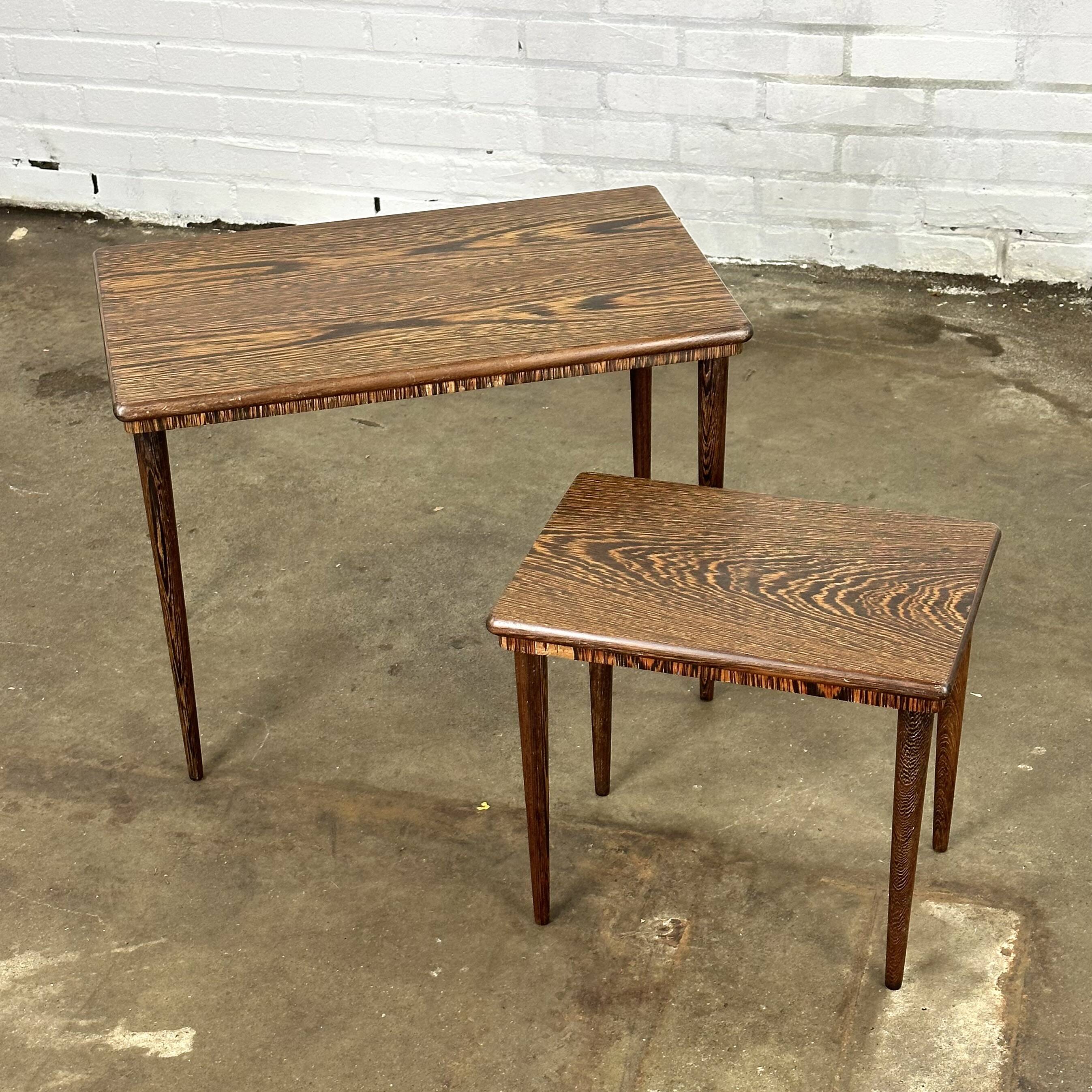 Suite de deux tables d'appoint en palissandre
