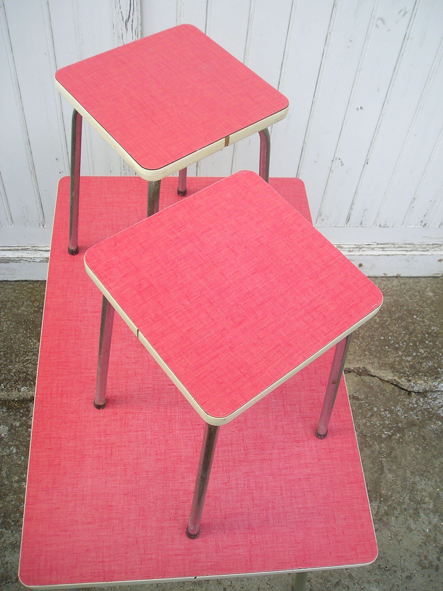 Table formica red and its 2 stools 1970