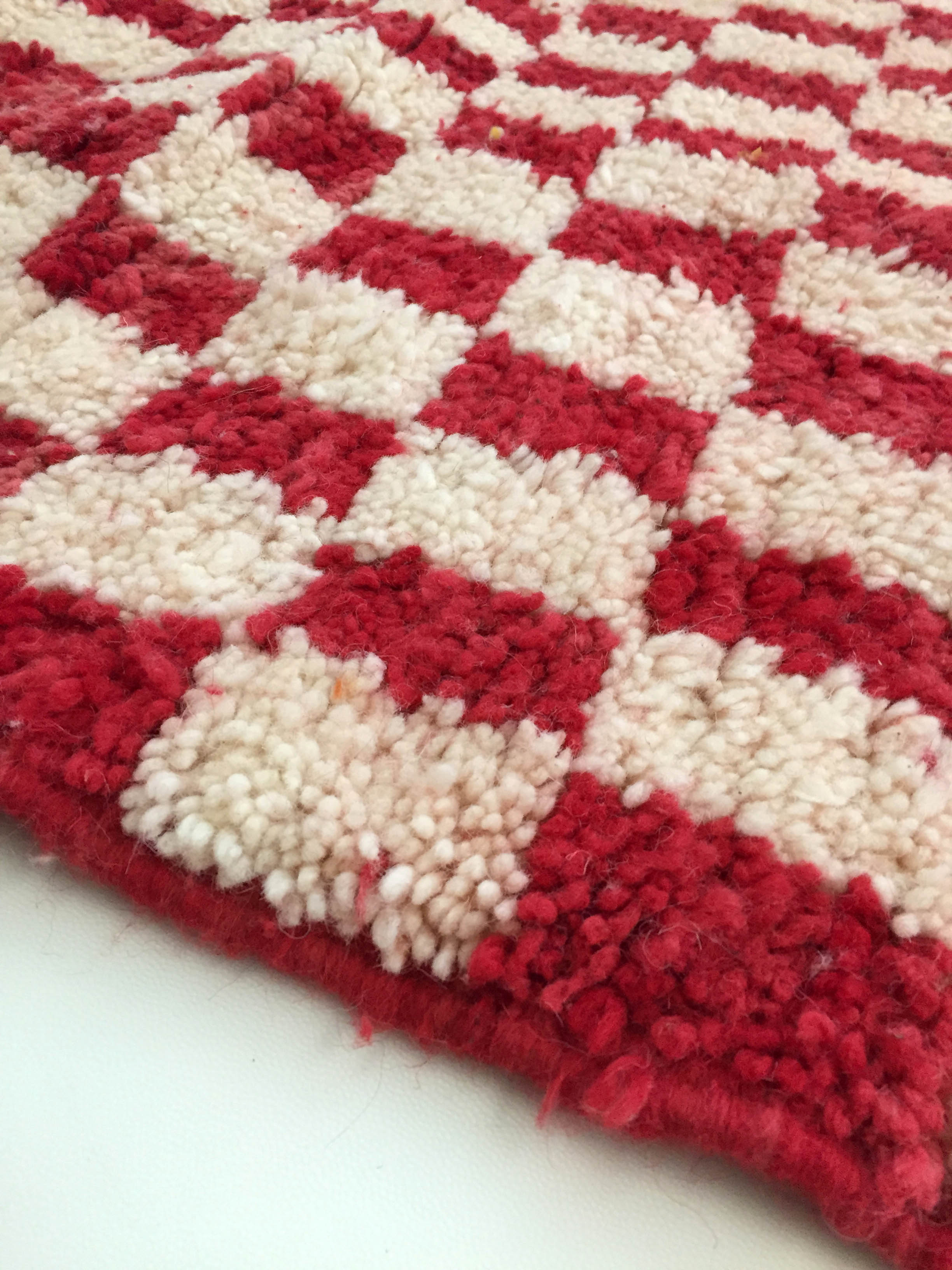 Moroccan Berber carpet boujaad ecru with red checkers 155x105cm