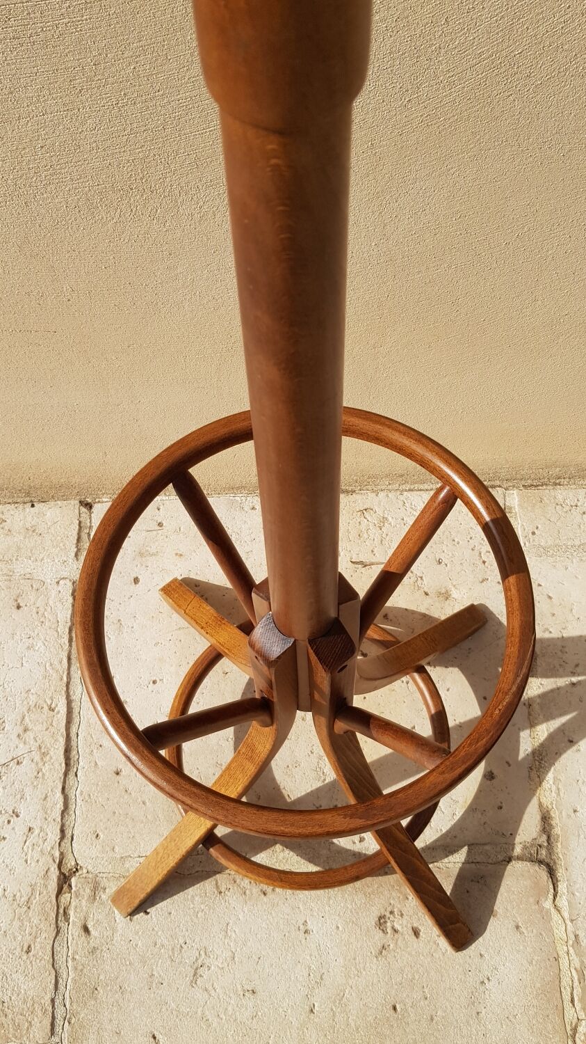 Coat rack roting parrot