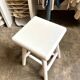 Tabouret en bois blanc