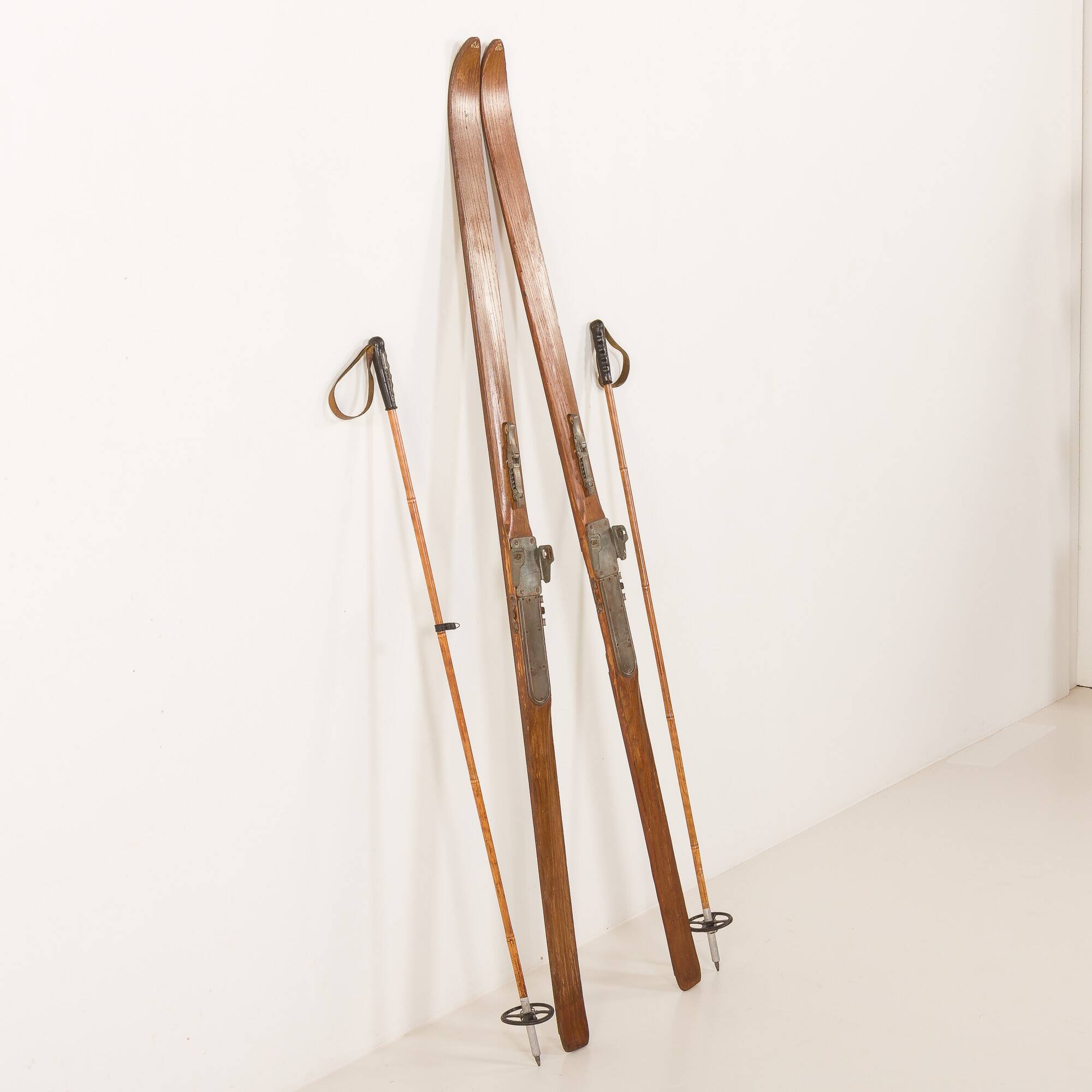 Paire de skis en bois vintage avec fixations Geze Kandahar et bâtons en bambou, années 1950