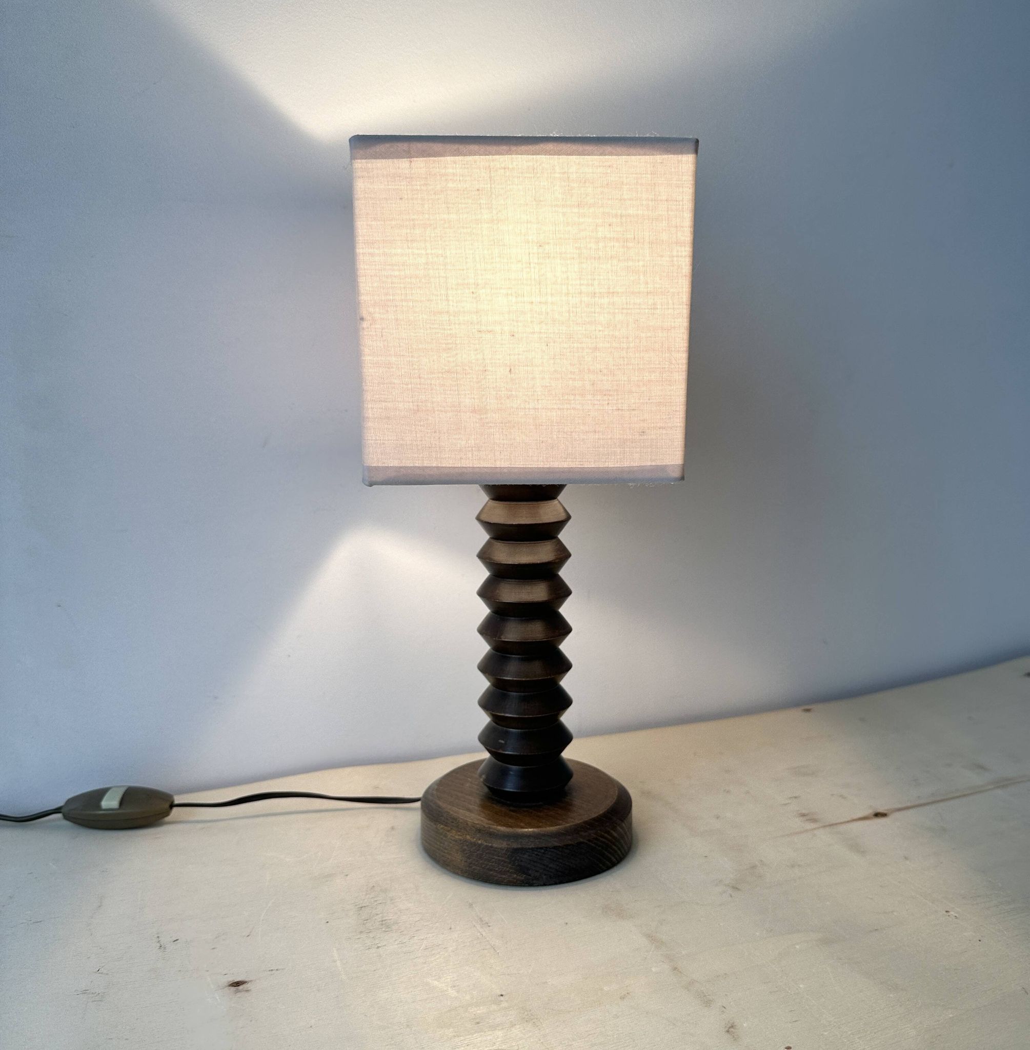 Pied de lampe rustique en bois tourné années 50, luminaire rustique vintage