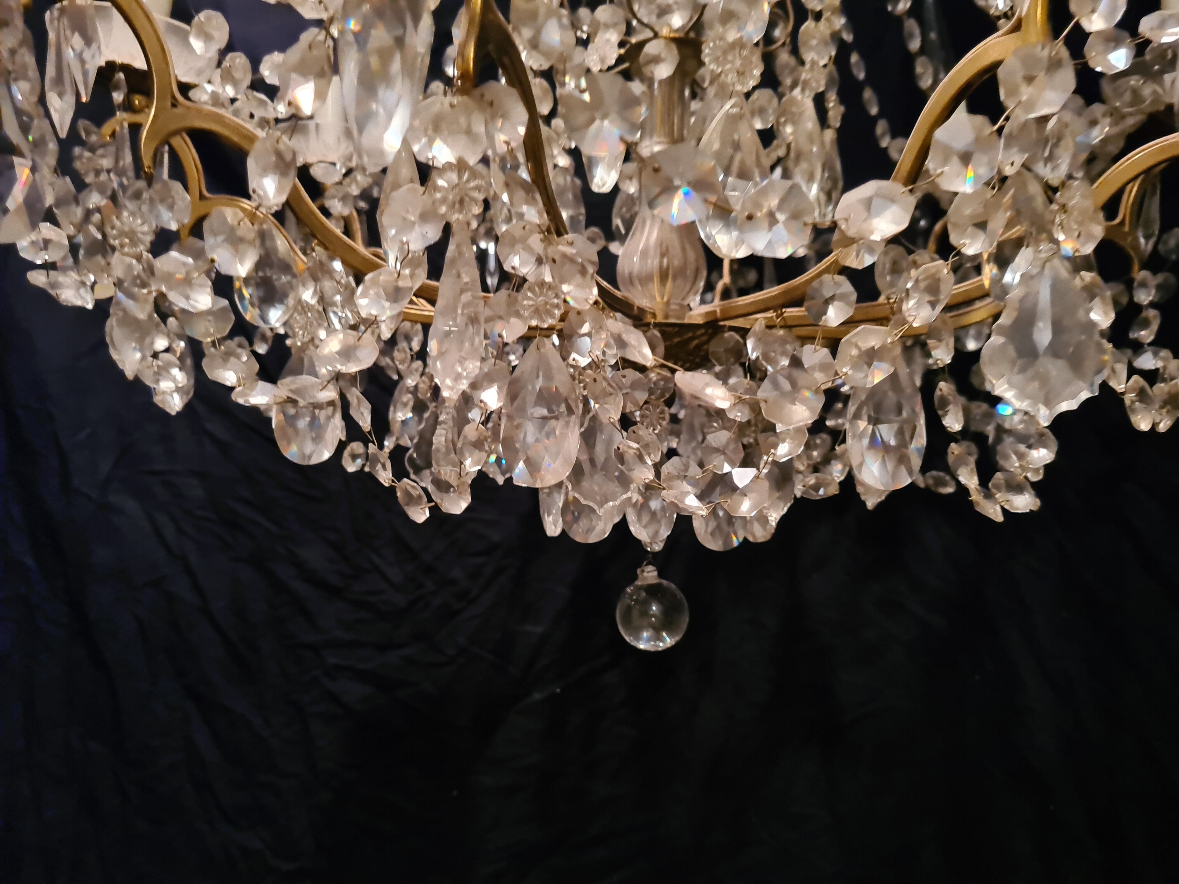 Chandelier in crystal and gilded bronze