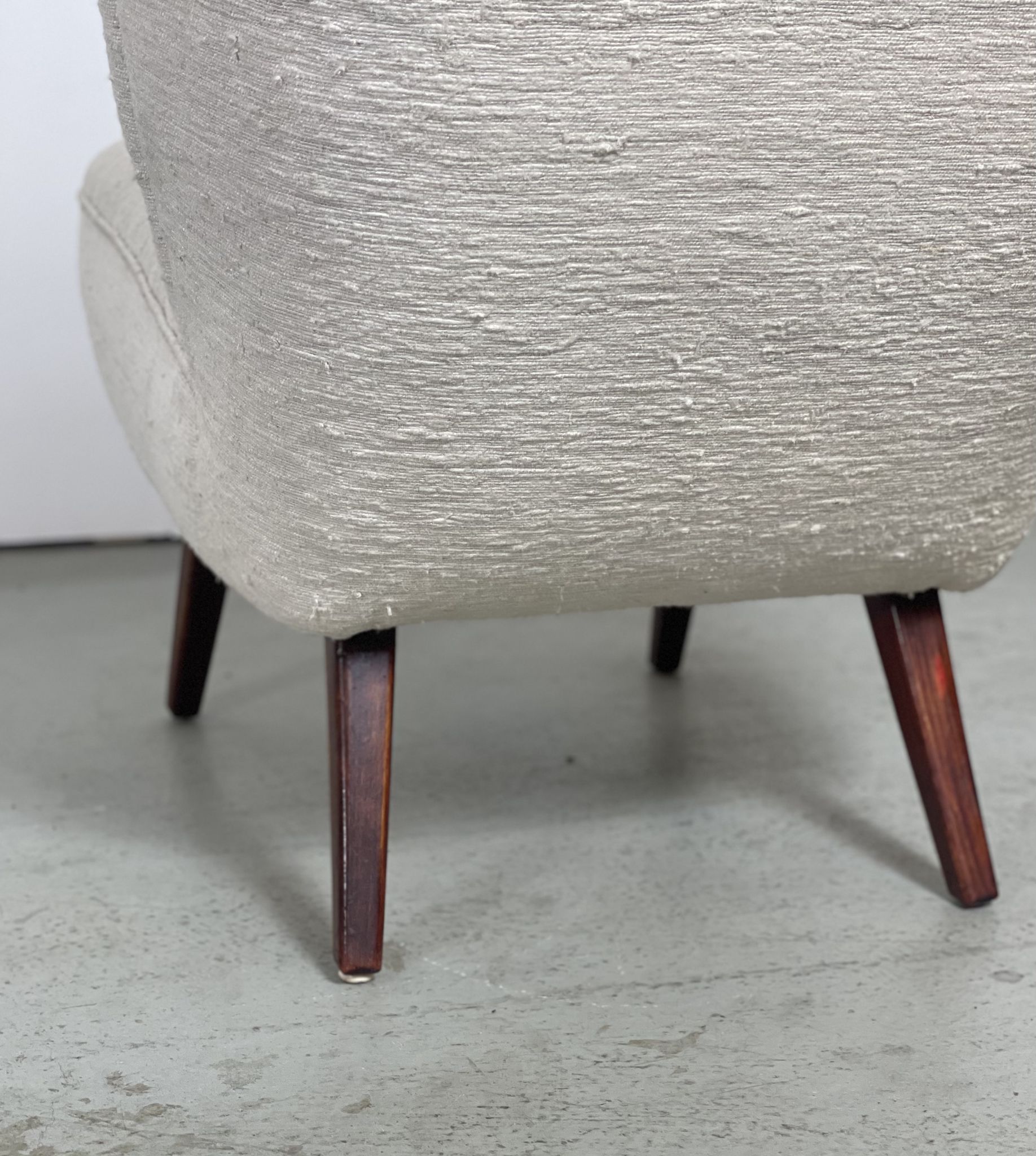 Chaise longue danoise en tissu d’ameublement en soie des années 1940