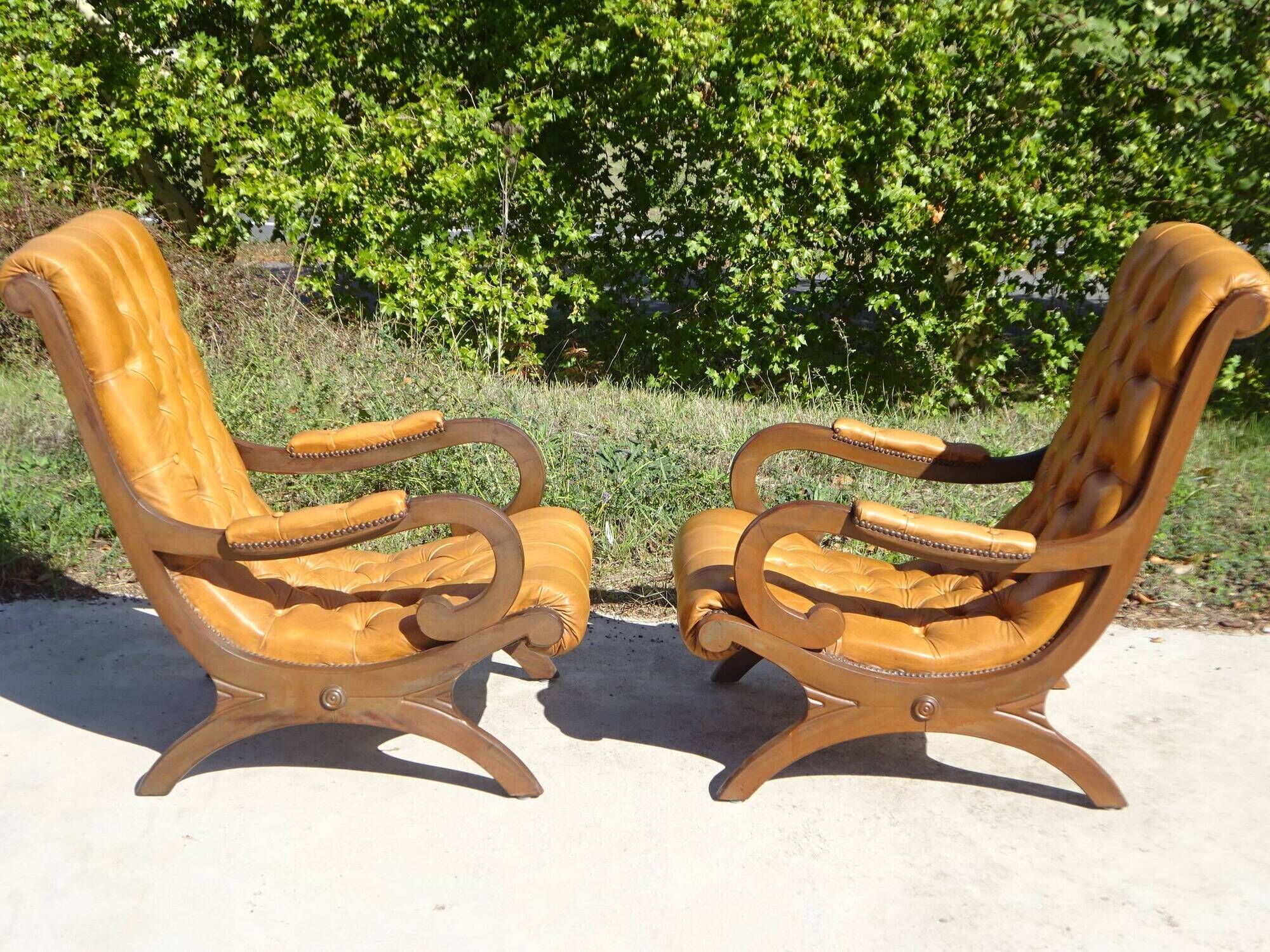 Fauteuils en bois et cuir capitonné, les 2