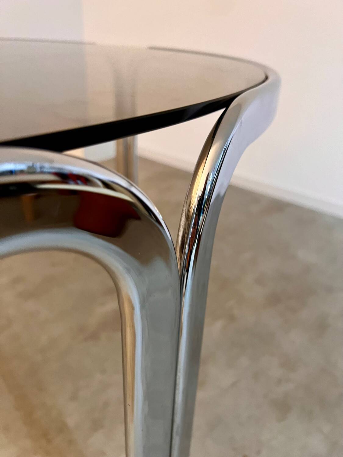 Table ronde vintage tubulaire en métal et verre fumé design année 70