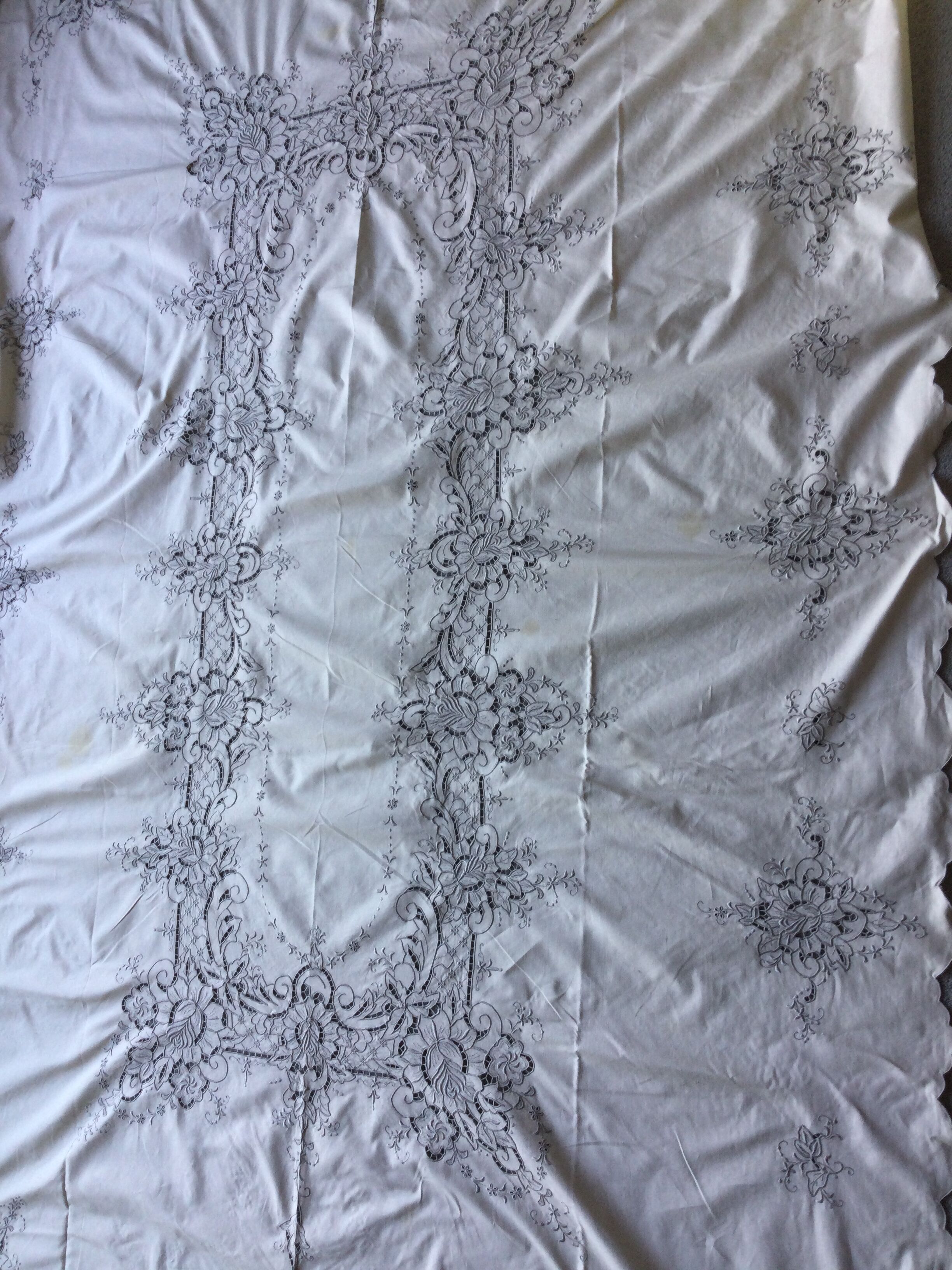Embroidered antique tablecloth + 12 matching towels