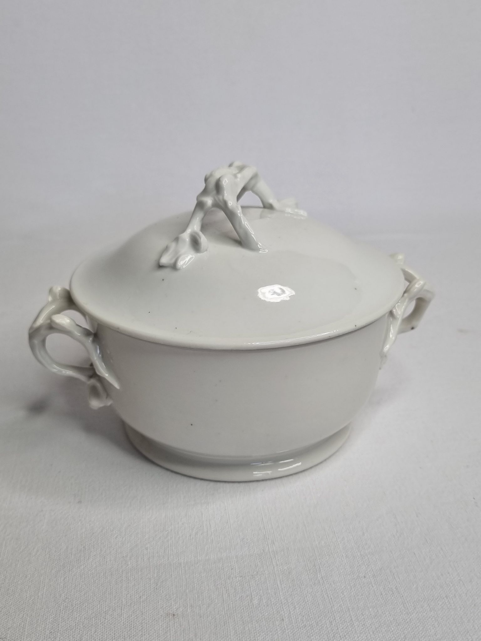 Bonbonnière en porcelaine émaillée blanche, 16 cm