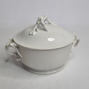 Bonbonnière en porcelaine émaillée blanche, 16 cm