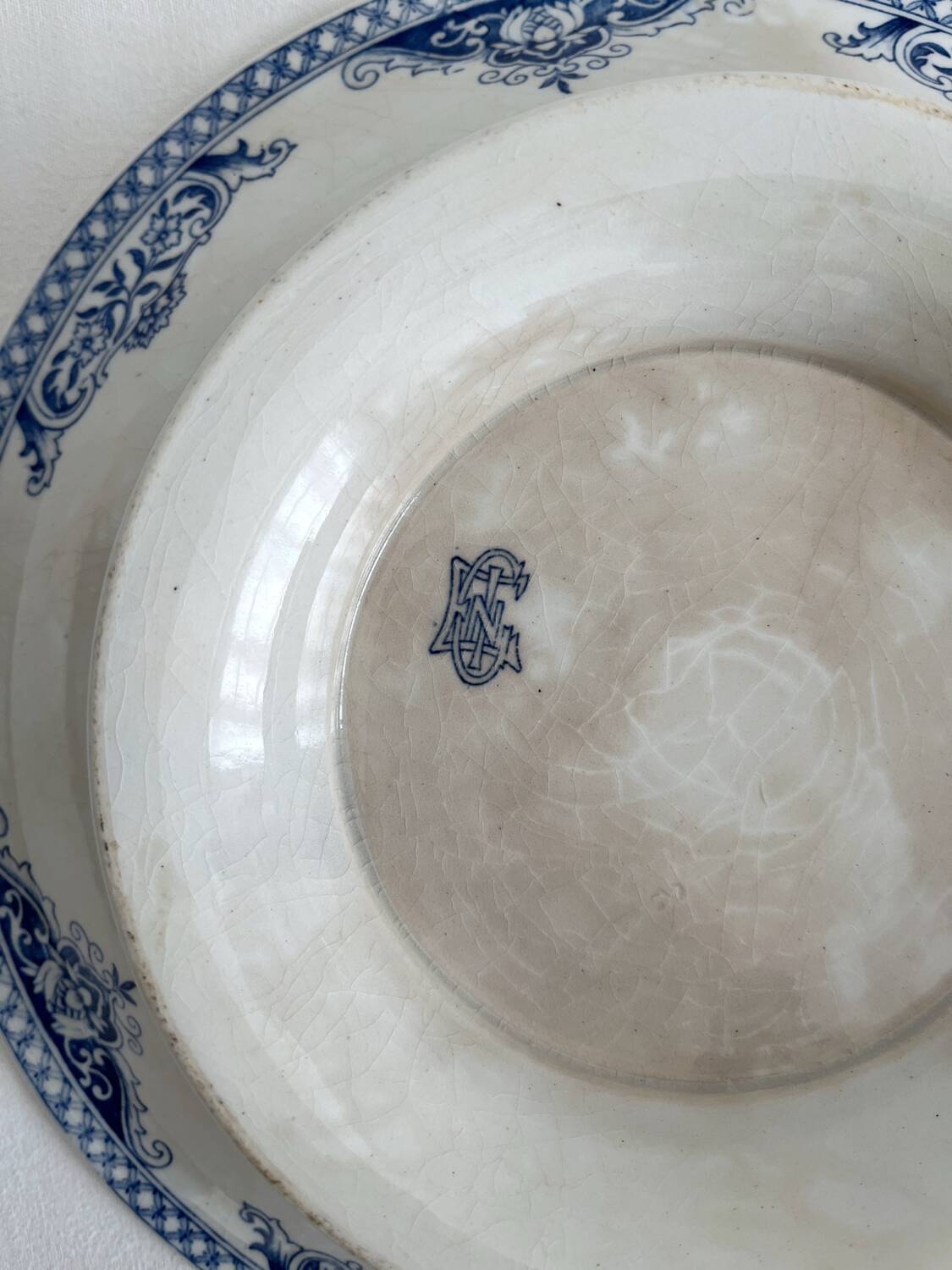 Low iron earthenware compote dish with Gien eagle decoration