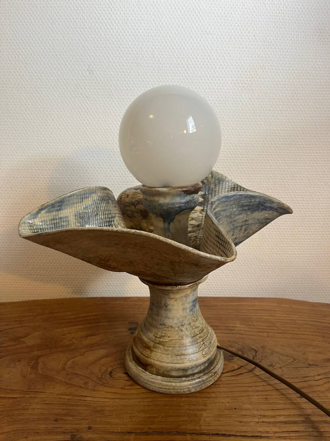 Ceramic lamp with opaline globe