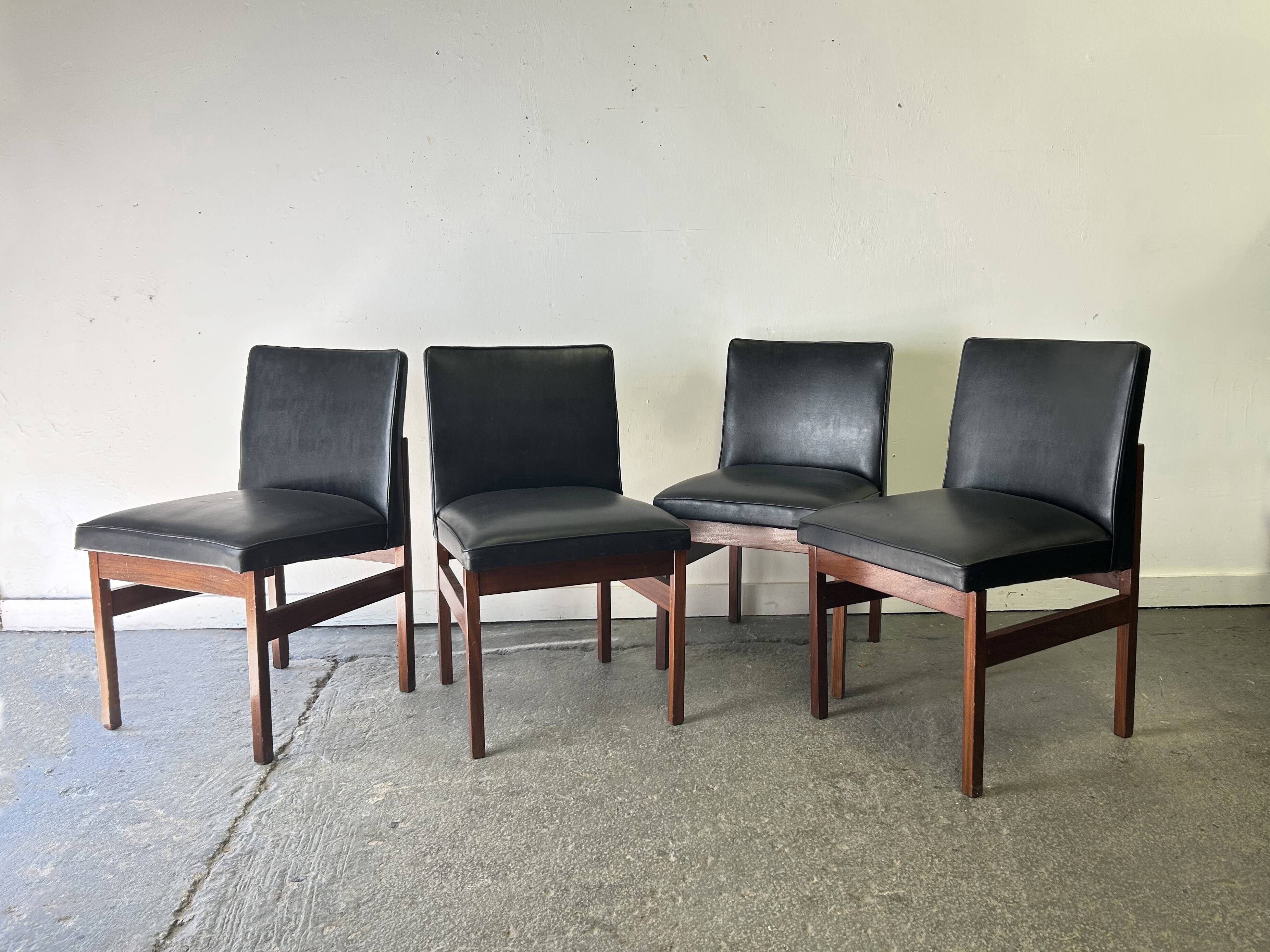 Ensemble de quatre chaises de salle à manger en teck Vanson Peter Hayward d'époque mid-century, noires d'origine.