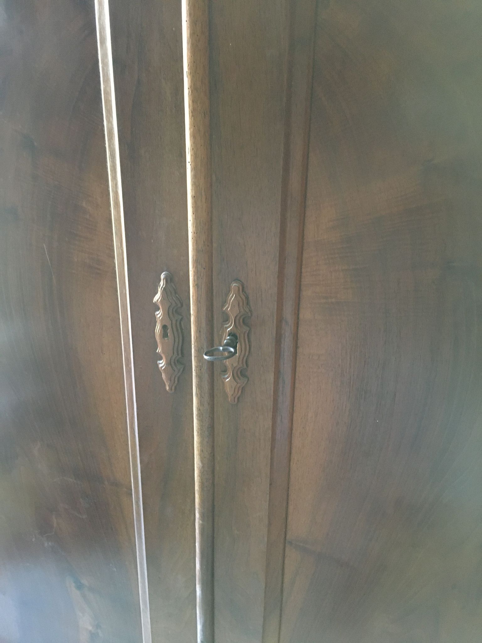 Armoire Louis Philippe en noyer