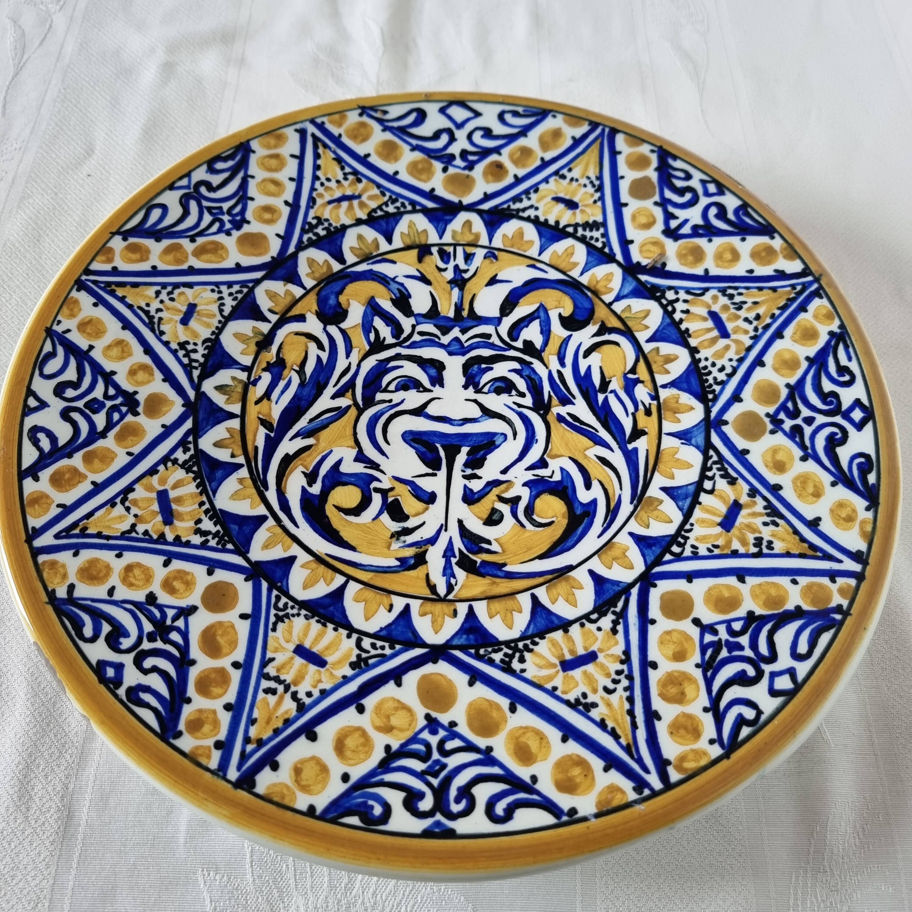 Ancienne assiette en céramique ou faïence espagnole fabriquée et peinte à la main Milieu du siècle