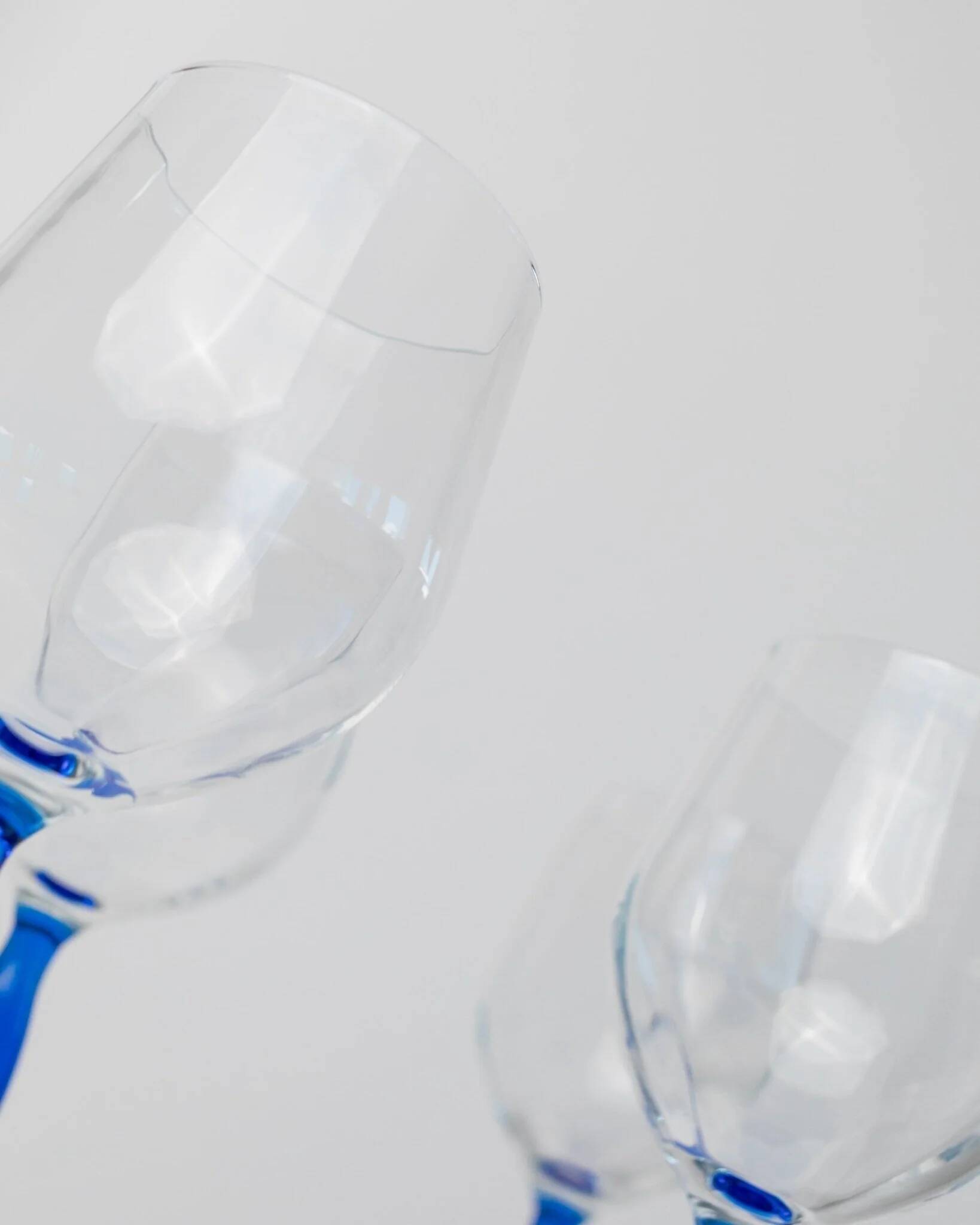 Set of 4 vintage Italian glass wine glasses, clear bowls with royal blue stems, 1980s MCM style
