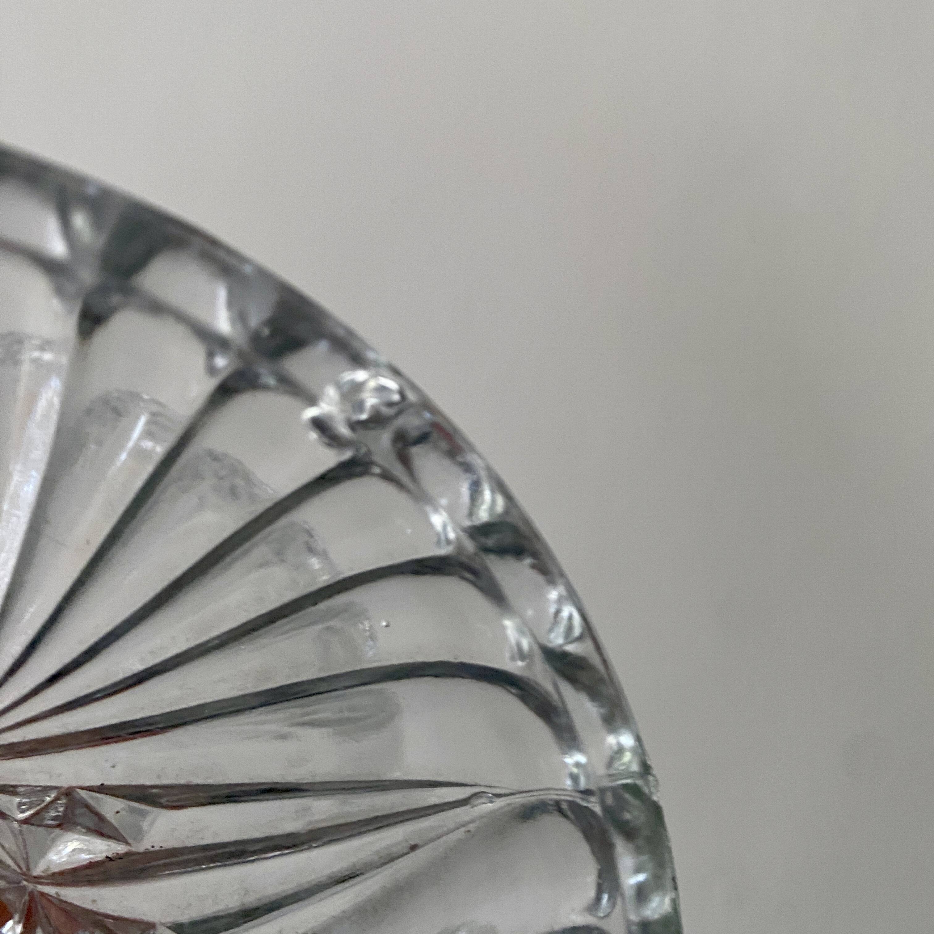 Compotier ou assiette à pied en verre ciselé vintage