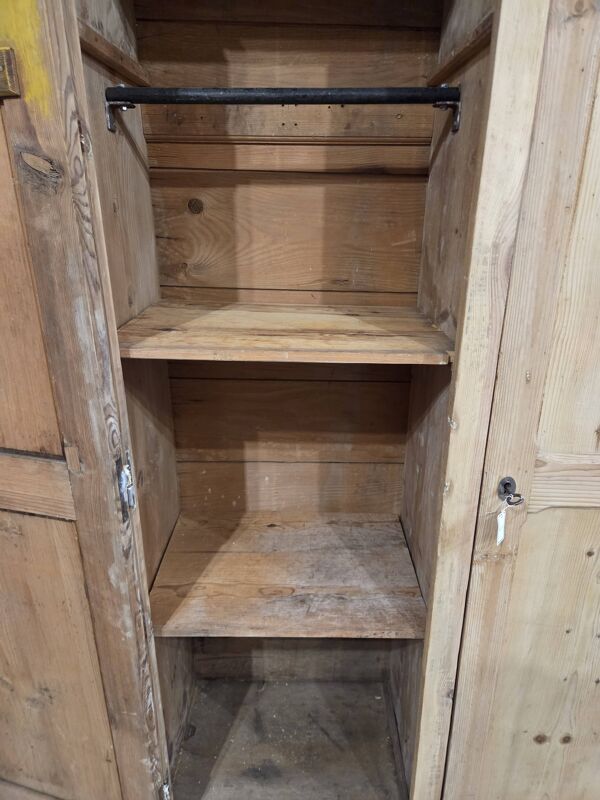 Armoire parisienne décapée