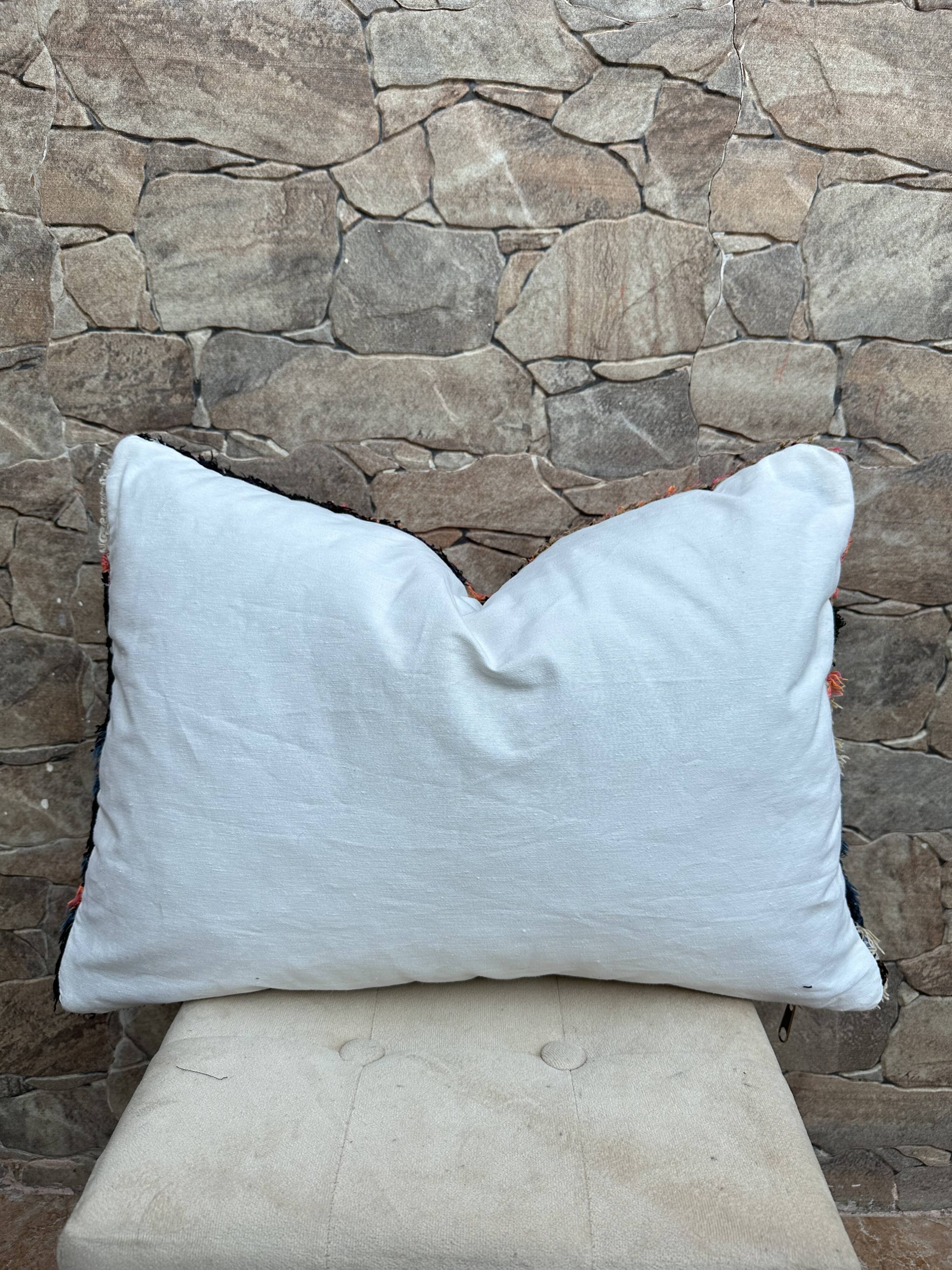 Magnifique coussin Kilim berbère vintage du Maroc