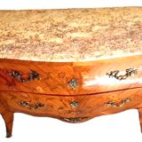 Commode galbée Louis XV, marqueterie en bois de rose