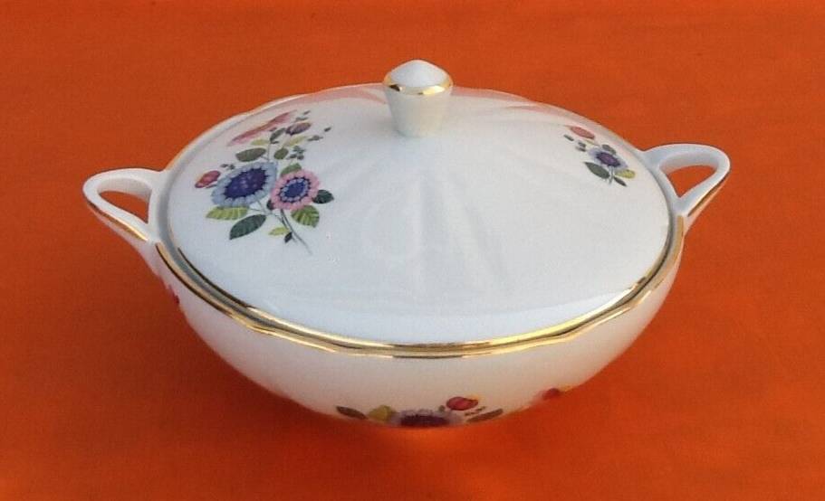 Porcelain tureen with floral decoration Berry Haute Porcelaine