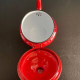 Théière rouge en tôle émaillée