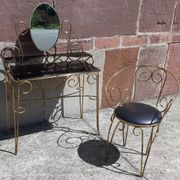 Coiffeuse et chaise en métal doré et opaline.