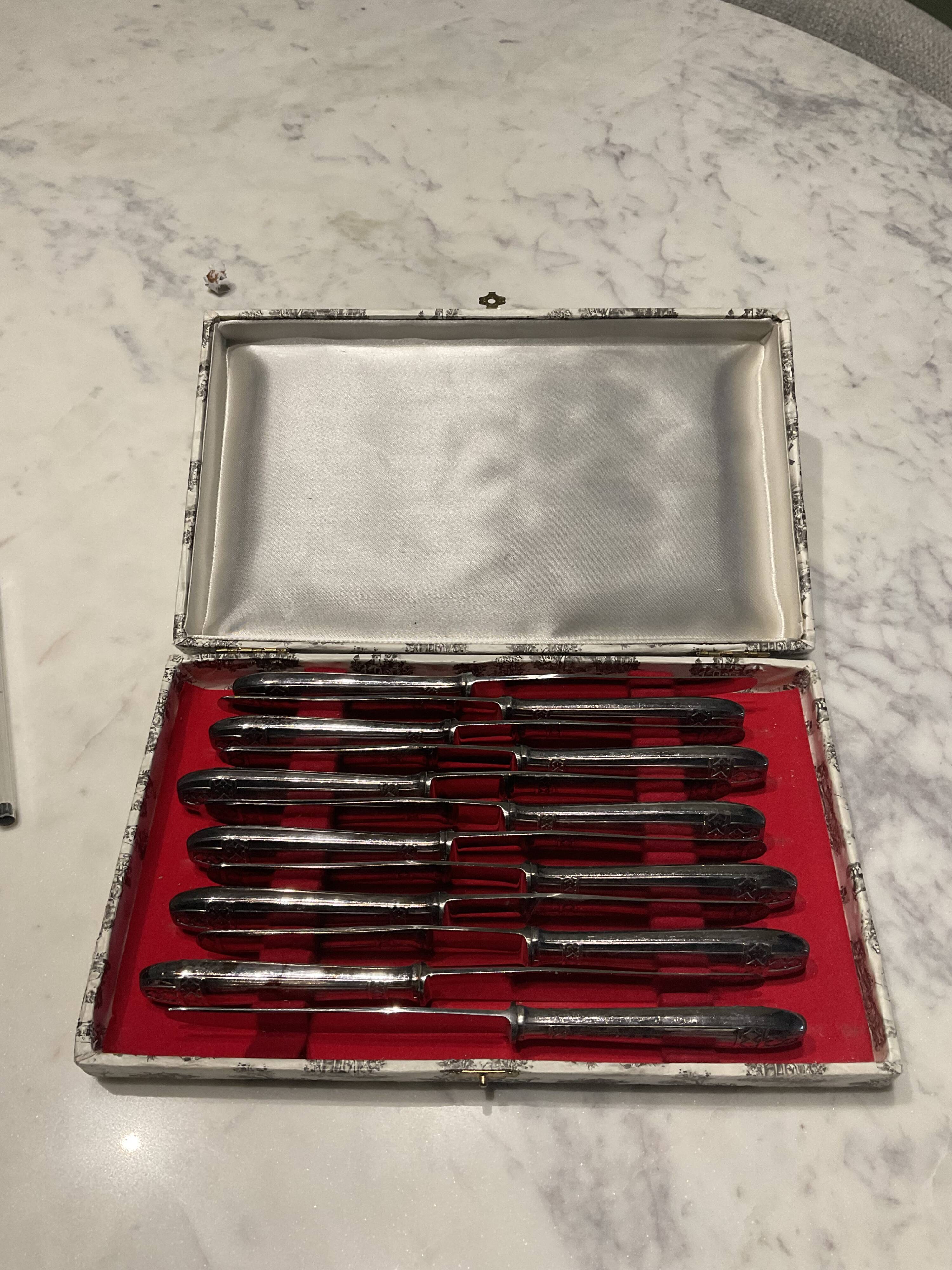 12 couteaux . métal argenté . art deco