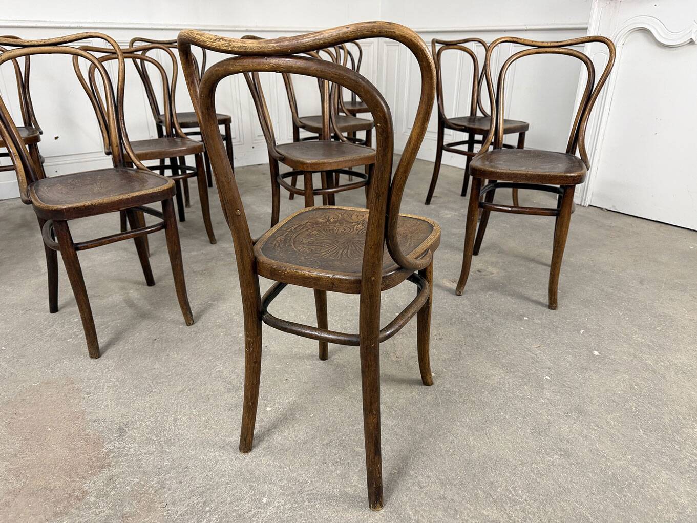 Suite de 12 chaises de bistrot à gaufrage végétal 1920