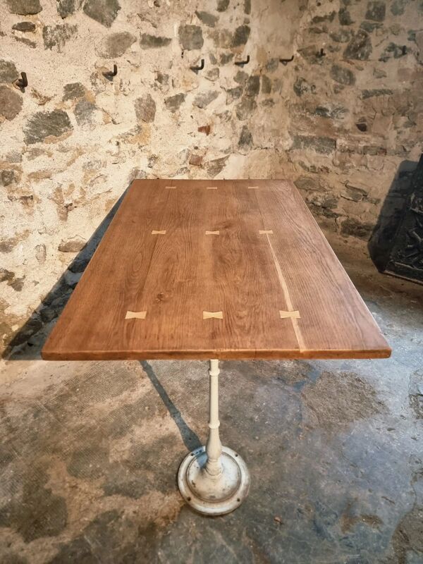 Table française vintage – plateau en chêne et pieds en fonte (130 cm)
