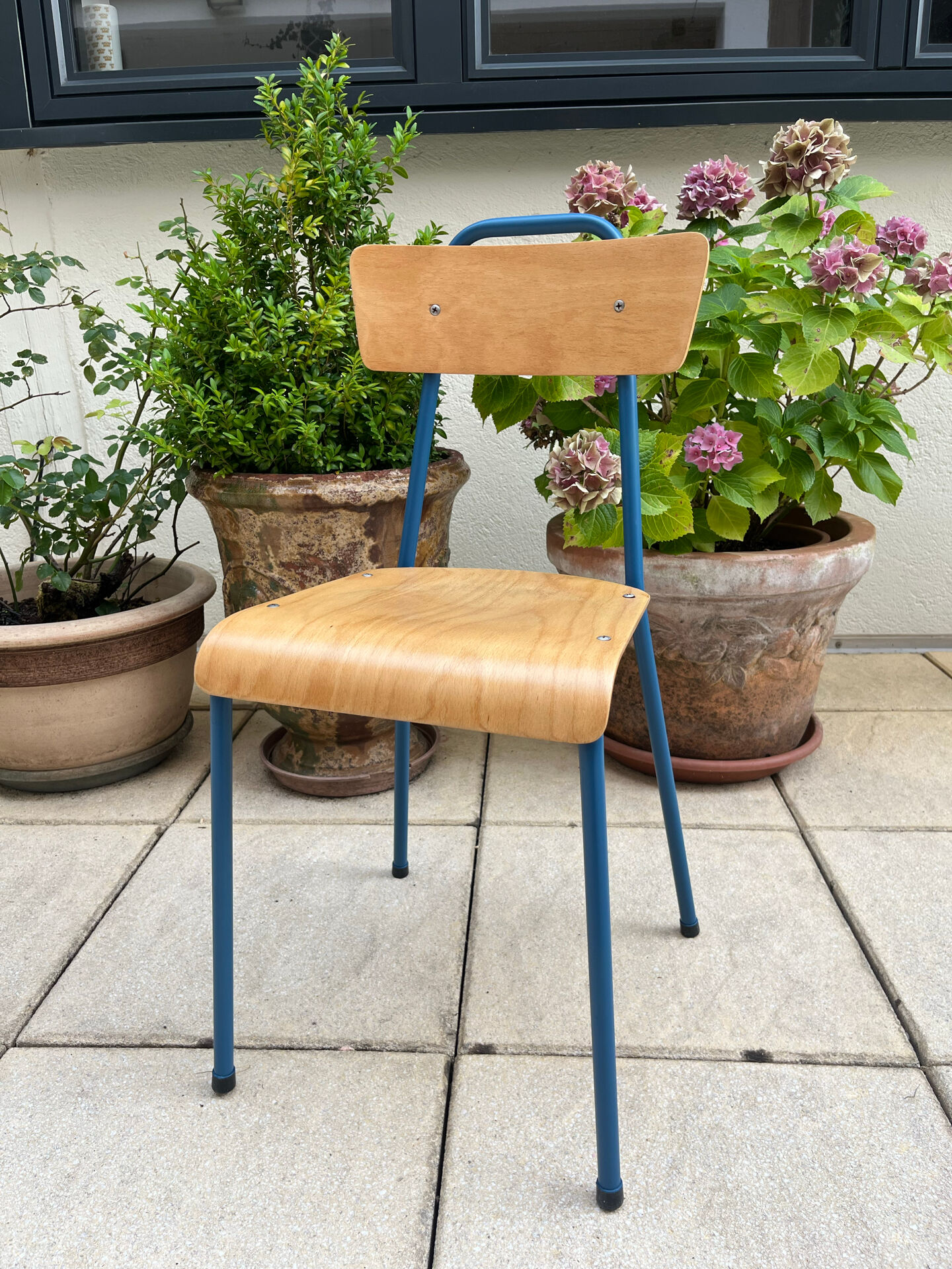 Chaise d'école vintage rénovée