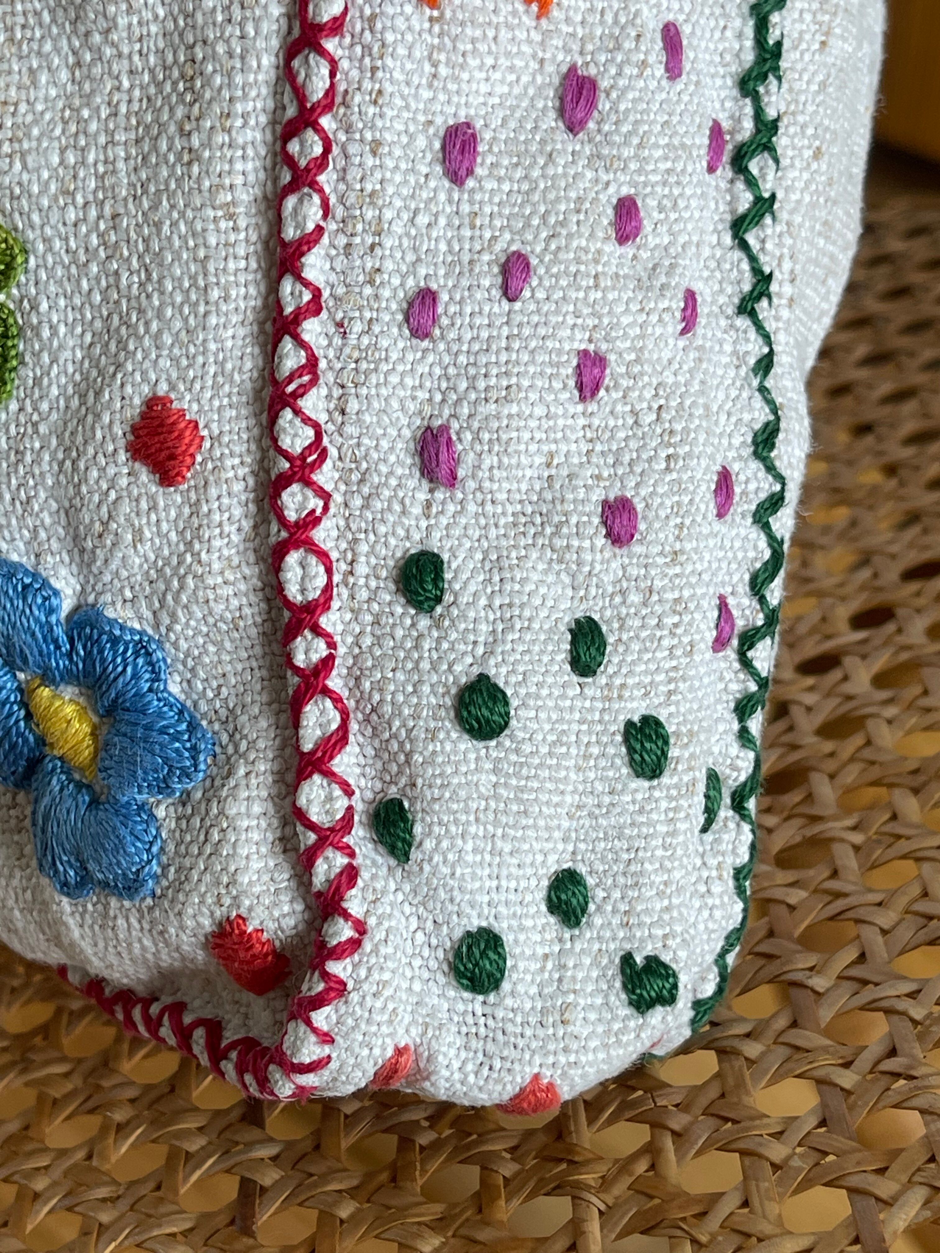 Cushion in hand-embroidered hemp.