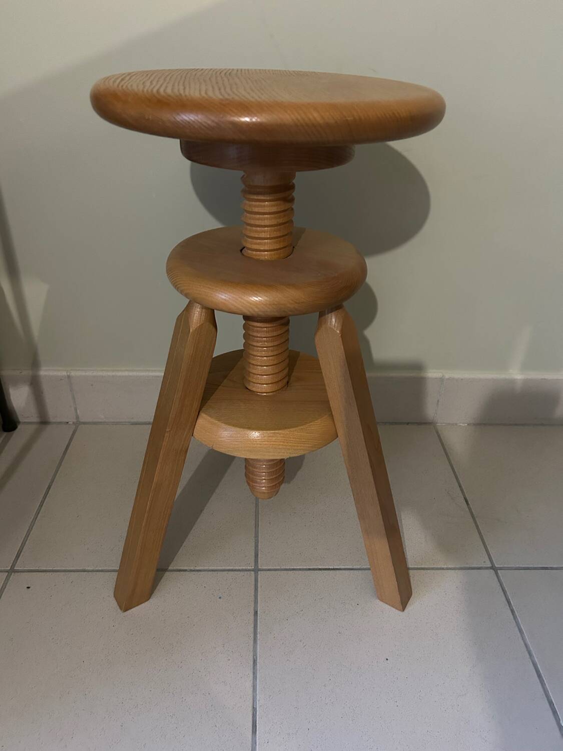 Adjustable screw tripod stool