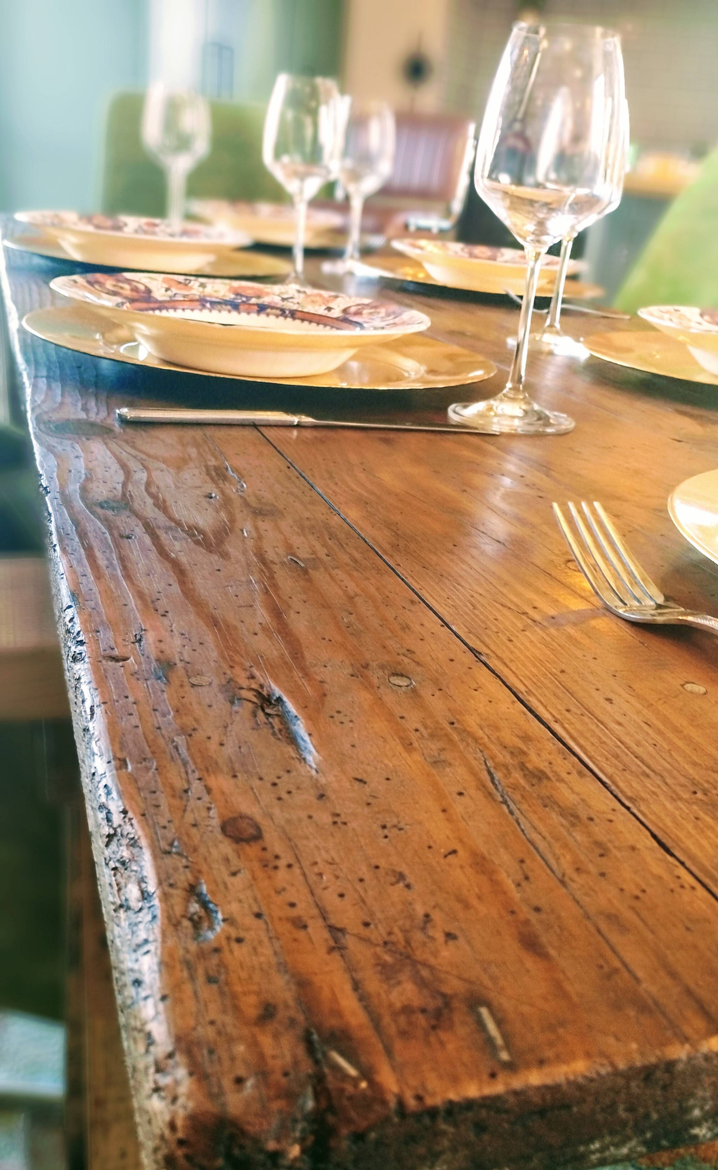 Table de ferme rustique patinée sur de lourds tréteaux