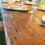 Table de ferme rustique patinée sur de lourds tréteaux