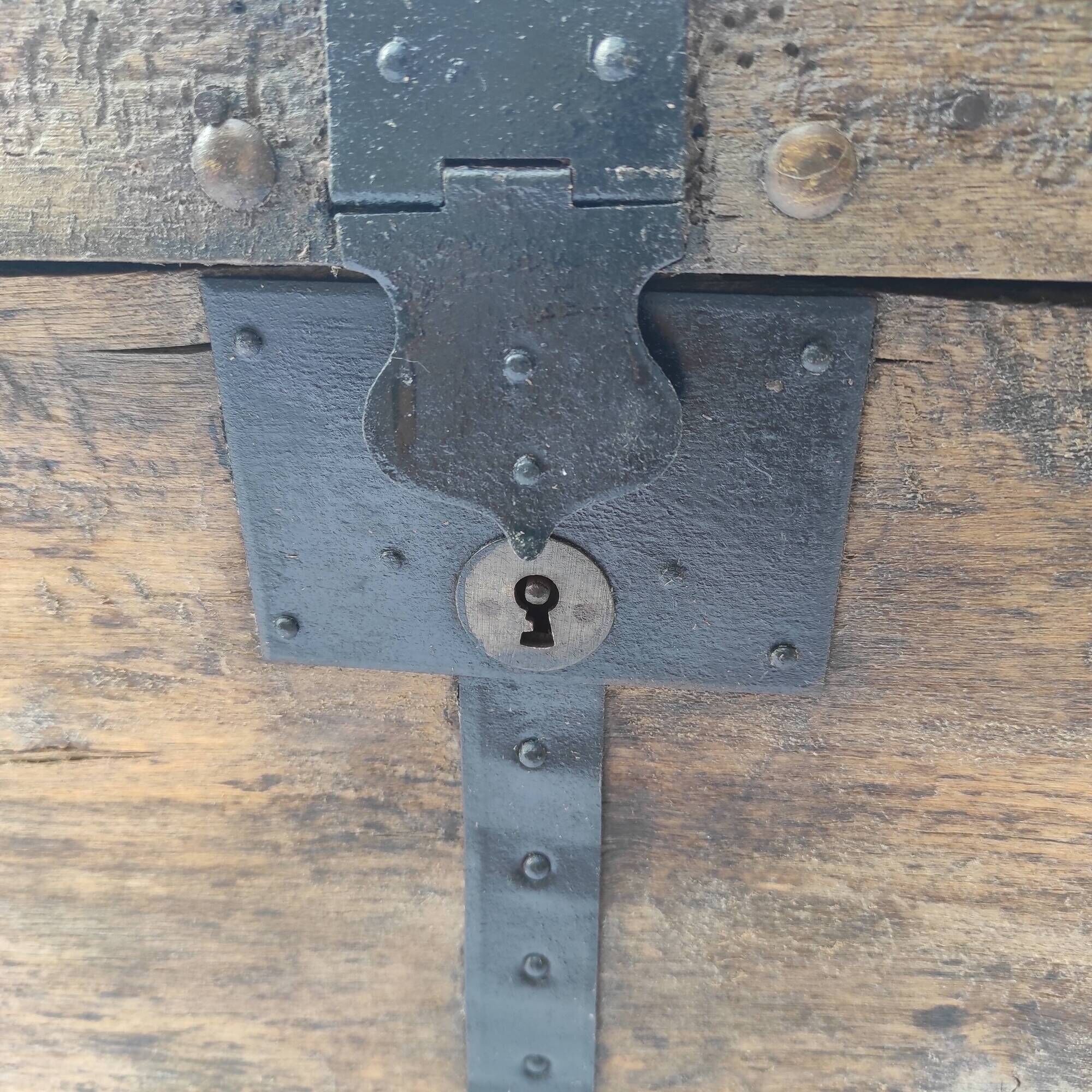 Small wooden trunk of 60 x 36 x 31 cm of dimensions