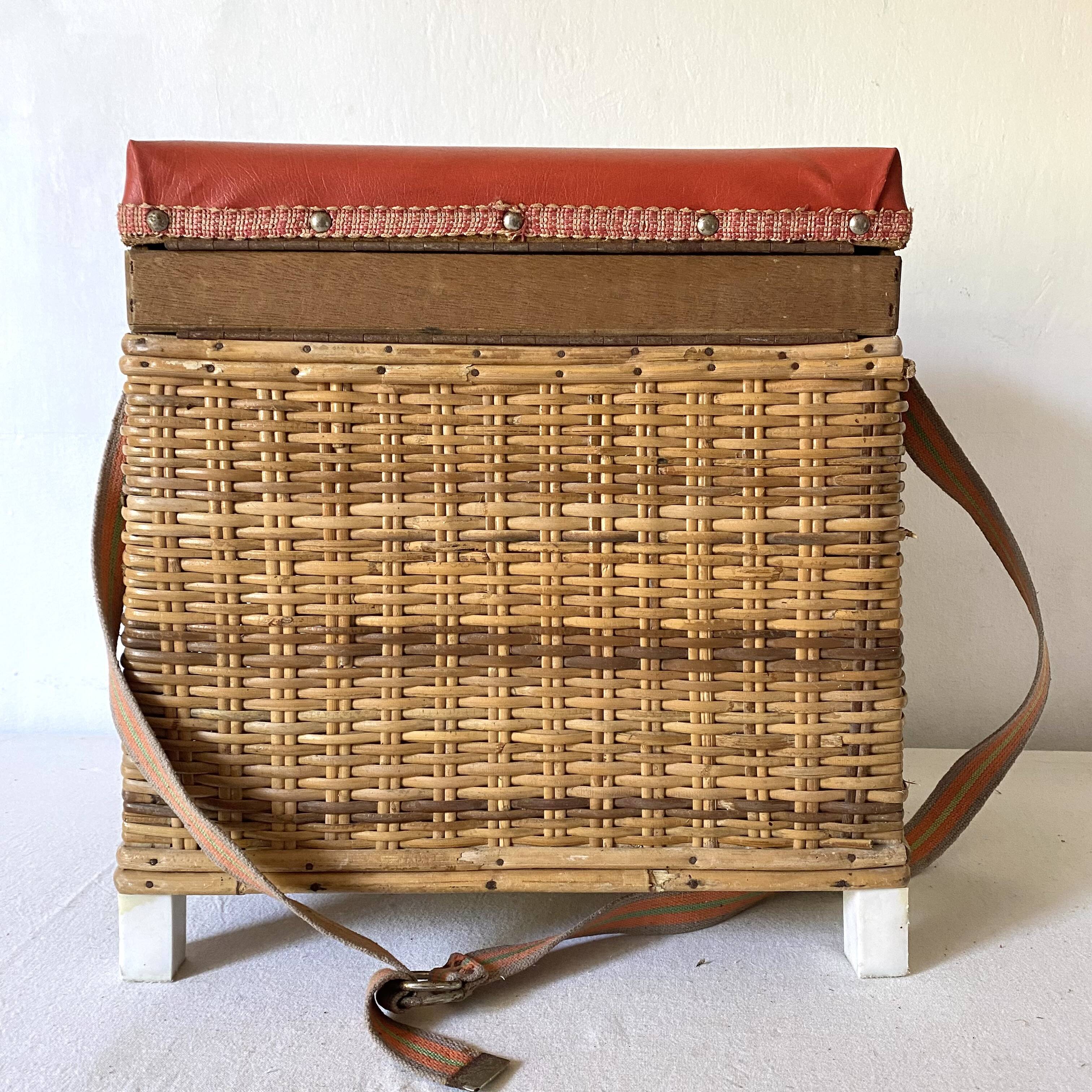 Low fishing box stool in rattan and skai