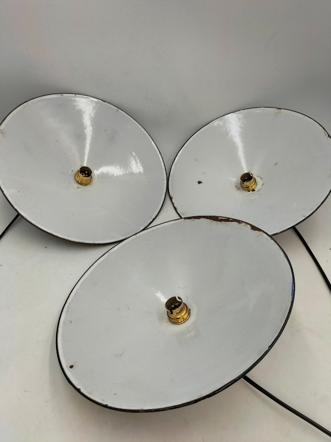 Suspensions in blue enamelled sheets