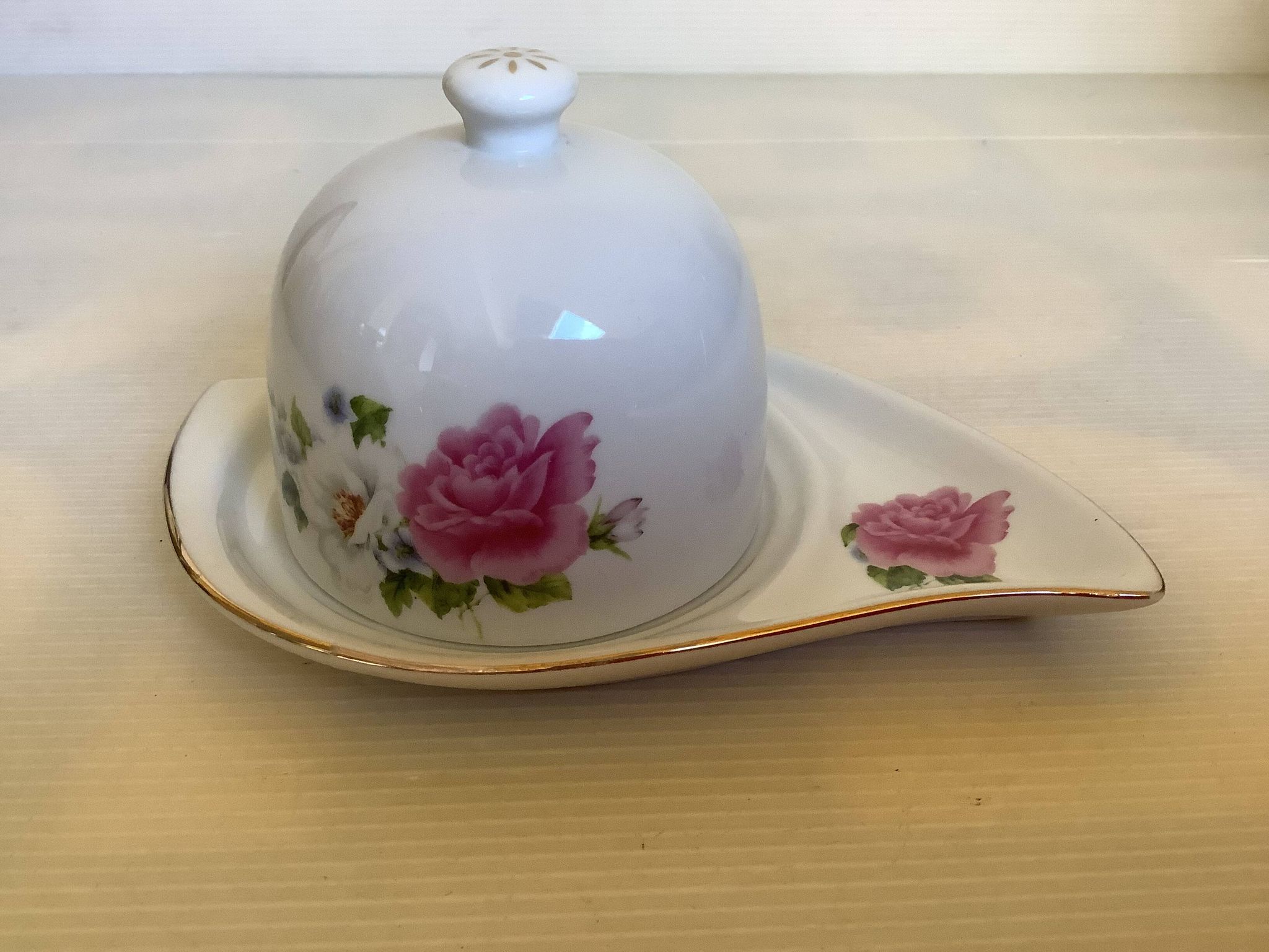 Butter dish with lid flowers