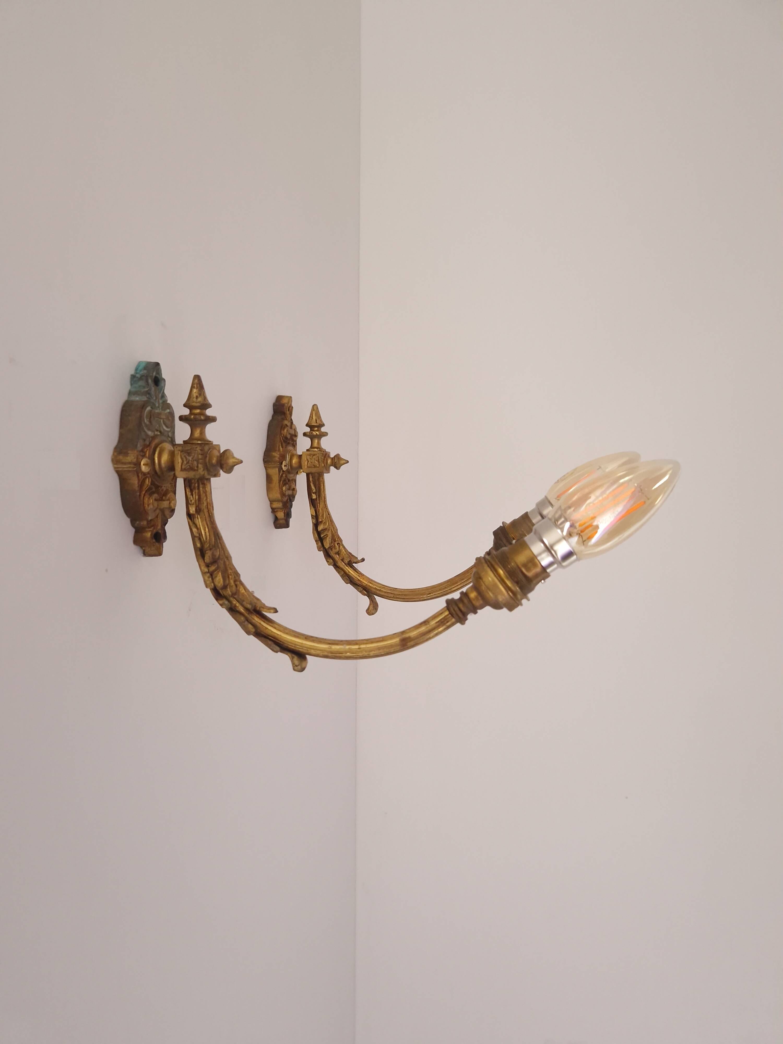 Antique wall lights in gilded brass – Louis XV style, charm and elegance