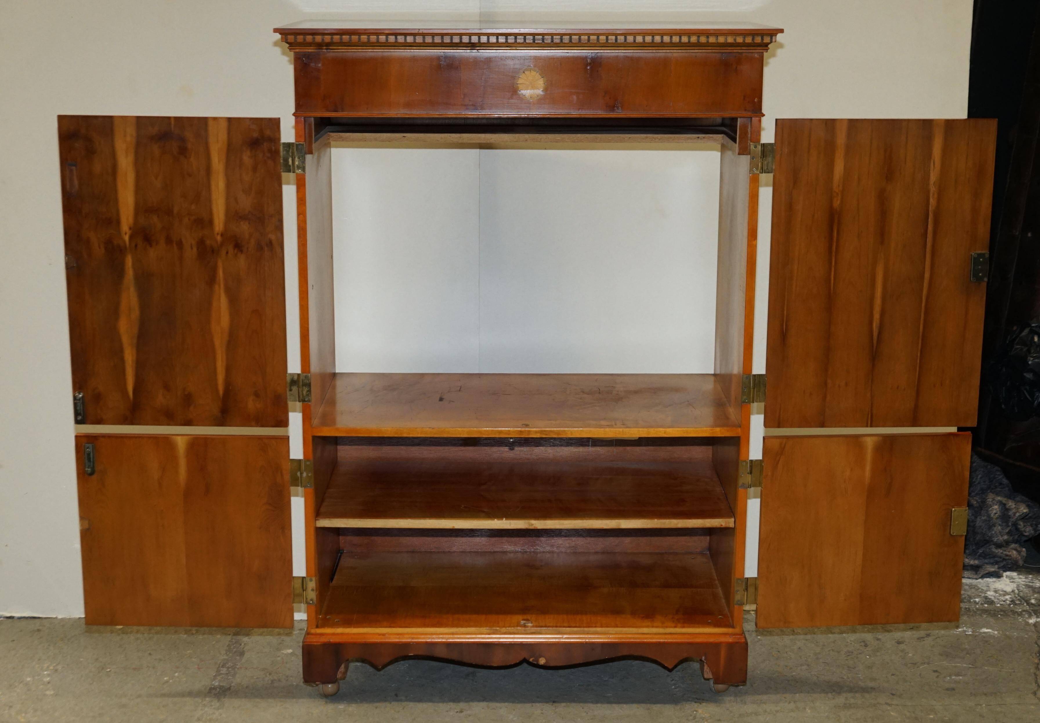 Buffet TV en bois d'if Abbey Craft Mid-Century Modern détails Sheraton