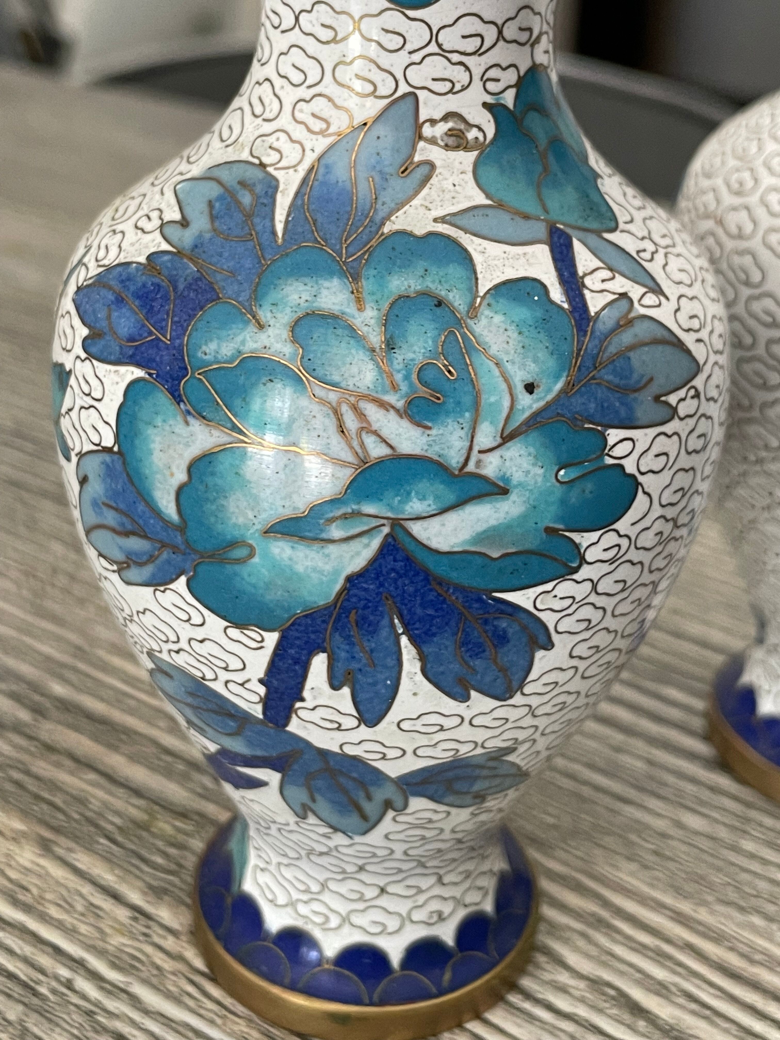 2 Asian vases