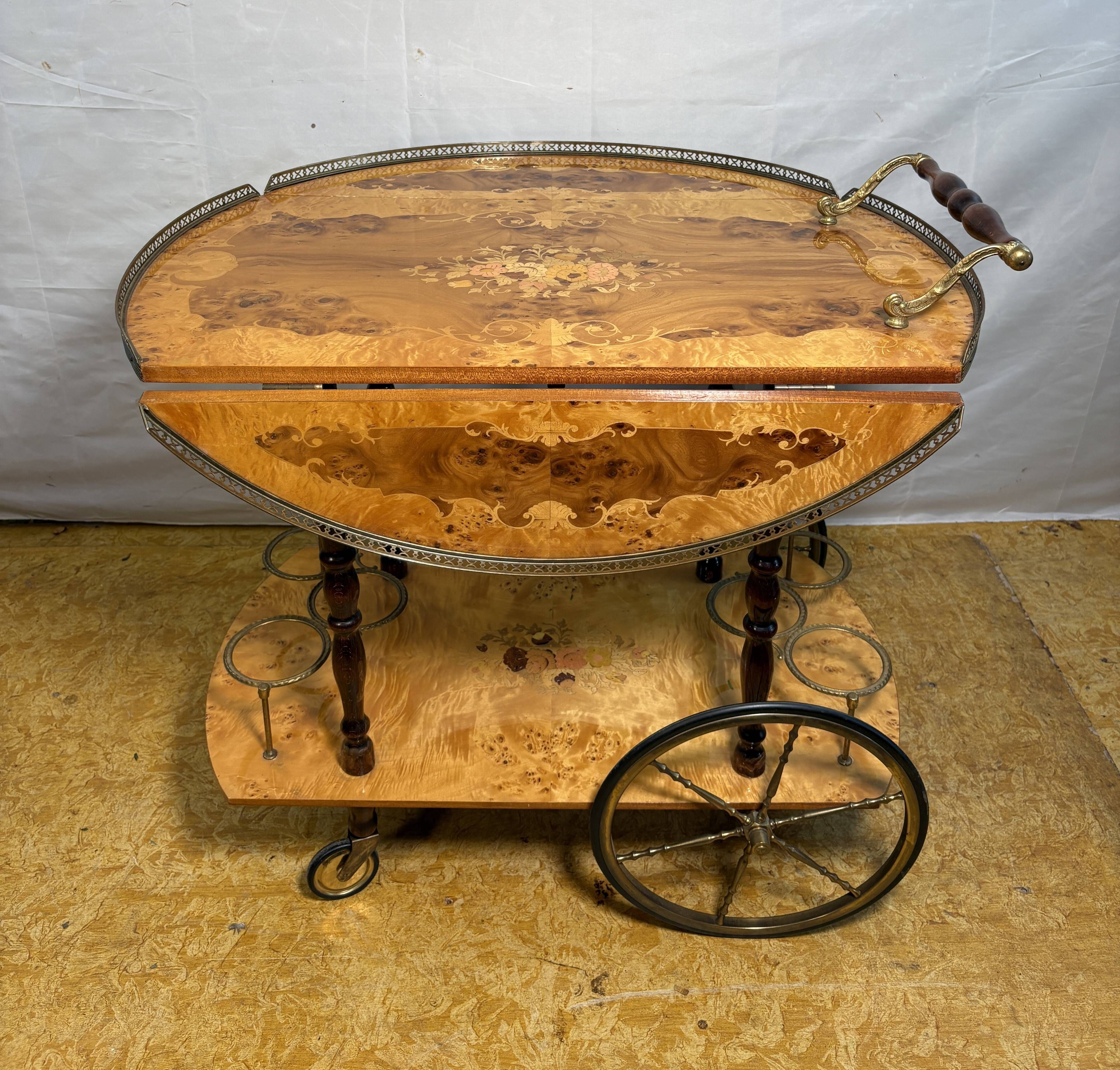 Chariot à boissons en noyer incrusté Sorrento vintage italien | Environ années 1970 | Coppe