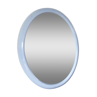 Grand miroir oval en plastique plexi bleu moucheté 1970