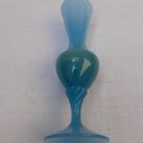 Vase en opaline bleue