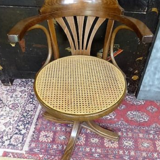 Fauteuil de bureau en bois courbé pivotant assise cannée