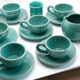 Lot de 6 tasses en terre émaillée bleu turquoise avec leurs soucoupes et leur pot à lait